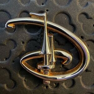 Disney parks rare Golden Walt Disney World ''D” with Castle 2018 trading pin